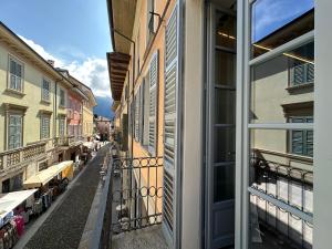 坎诺比奥Casa Pablo的从大楼的窗户可欣赏到小巷的景色