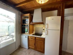 Kuchyň nebo kuchyňský kout v ubytování Villa mitoyenne pour 9 pers. Proche plage, animaux acceptés, parking - FR-1-379-122