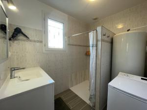 Koupelna v ubytování Villa mitoyenne pour 9 pers. Proche plage, animaux acceptés, parking - FR-1-379-122