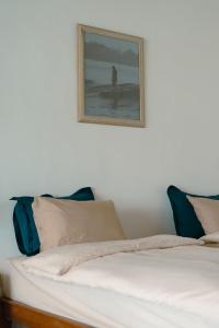 Postel nebo postele na pokoji v ubytování Surf Shack Grupuk