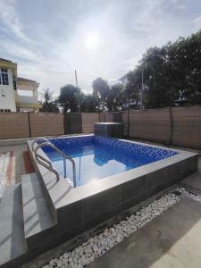 una gran piscina en un patio trasero con en Pearl Villa 5 Bedroom Unit 13, en Port Dickson