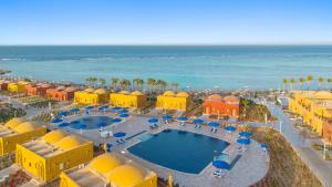 马萨阿拉姆Pickalbatros Villaggio Aqua Park - Portofino Marsa Alam的带游泳池的度假村的鸟瞰图