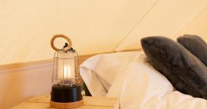 Broadleaves Luxury Glamping客房内的一张或多张床位
