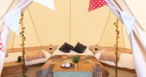 Broadleaves Luxury Glamping客房内的一张或多张床位