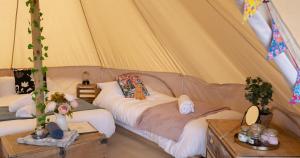 Broadleaves Luxury Glamping客房内的一张或多张床位