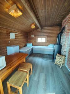 a room with a table and a bench in a cabin at Cabin Pikku Saana in Kilpisjärvi