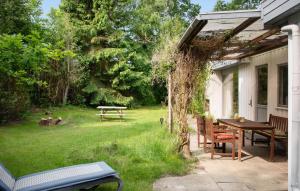 patio con tavolo e tavolo da picnic di Holiday Home Følfodvejen Gedser I a Gedser