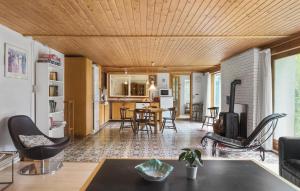un soggiorno con tavolo e sedie di Holiday Home Følfodvejen Gedser I a Gedser