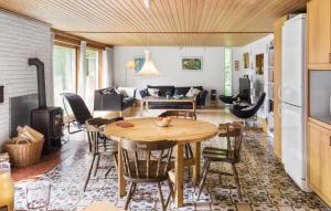 una cucina e un soggiorno con tavolo e sedie di Holiday Home Følfodvejen Gedser I a Gedser Altre 10 foto