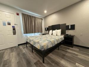 a bedroom with a bed and a white door at Studio 6 Tacoma, WA - South in Tacoma