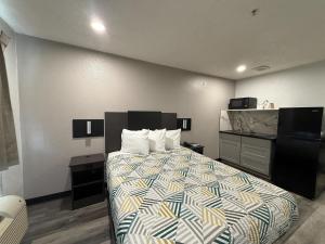 a hotel room with a bed in a room at Studio 6 Tacoma, WA - South in Tacoma
