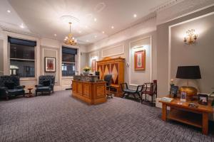 TV a/nebo společenská místnost v ubytování Grange Buckingham Hotel