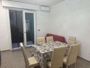 a dining room with a table and chairs and a window at Trilocale a pochi passi dal mare in Martinsicuro