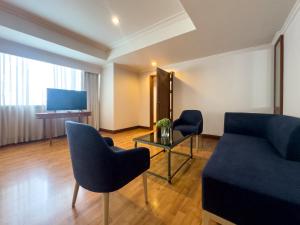 TV a/nebo společenská místnost v ubytování Rembrandt Residences Bangkok