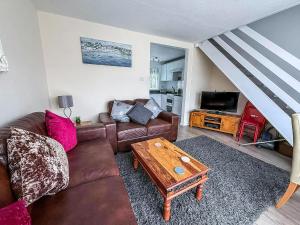 Televiisor ja/või meelelahutuskeskus majutusasutuses 7 Berth Chalet Nearby Hemsby Beach In Norfolk Ref 18168B