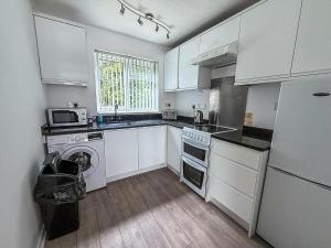 Köök või kööginurk majutusasutuses 7 Berth Chalet Nearby Hemsby Beach In Norfolk Ref 18168B +14 fotot