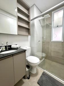 Un baño con inodoro y ducha de cristal. en Apartamento Nobre - Próximo do Minas Centro e Mercado Central BH, en Belo Horizonte 29 fotos más
