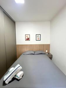 Un dormitorio con una cama con dos toallas encima. en Apartamento Nobre - Próximo do Minas Centro e Mercado Central BH, en Belo Horizonte