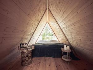a room with a bed in a wooden tent at Sju Sjöar in Hyltenäs