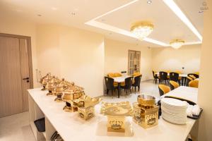 卢迪亚纳Hotel QUBA的用餐室,配有带碗和盘子的桌子