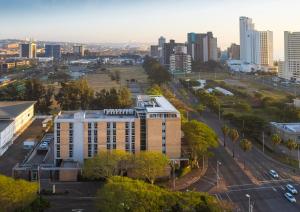 een luchtfoto van een gebouw in een stad bij ONOMO Hotel Durban in Durban