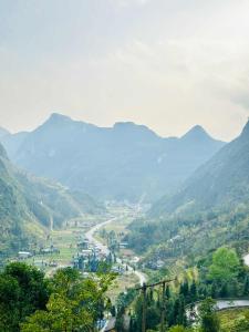 a view of a valley with mountains in the background at Én Ở Lô Lô Chải in Dồng Văn