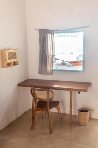TV a/nebo společenská místnost v ubytování Surf Shack Grupuk