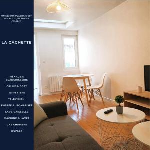 un salon avec un canapé et une table dans l'établissement La Cachette - Maisonnette - Wifi - TV, à Tours