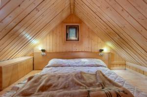 una camera con letto in una mansarda in legno di Cortijo señora de las Angustias 1 ad Alanís