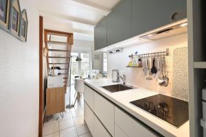 eine Küche mit Spüle und Arbeitsplatte in der Unterkunft Vauban 125 Courtyard and parking in Saint-Martin-de-Ré