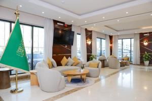 リヤドにあるسمت النرجس للشقق المخدومة - Samt Al Narjis Serviced Apartmentsのソファ、椅子、テレビが備わるロビー