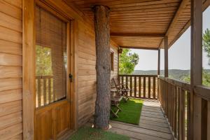 un portico di una cabina con un albero di Cortijo señora de las Angustias 1 ad Alanís
