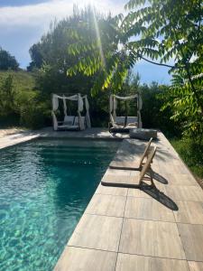 Bazén v ubytování Nuitées Bohèmes Hôtel & Spa nebo v jeho okolí