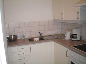 eine Küche mit Spüle und Arbeitsplatte in der Unterkunft Zinnowitz Haus Zur Düne in Zinnowitz
