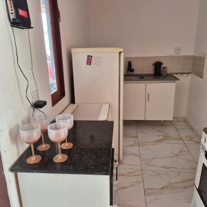eine Küche mit zwei Weingläsern auf der Theke in der Unterkunft Chácara Corujá in Juazeiro do Norte