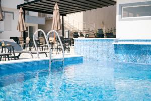Πισίνα στο ή κοντά στο Hotel Ariana Lux