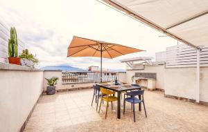 eine Terrasse mit Tisch und Stühlen und einem Sonnenschirm in der Unterkunft Lovely Apartment In Trappeto With Wifi in Trappeto