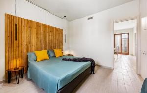 ein Schlafzimmer mit einem blauen Bett und gelben Kissen in der Unterkunft Lovely Apartment In Trappeto With Wifi in Trappeto