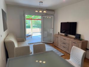 Μια τηλεόραση ή/και κέντρο ψυχαγωγίας στο Apartment Marina