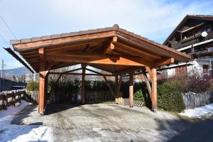 einem Holzpavillon vor einem Gebäude in der Unterkunft Erika´s Häuschen in Kitzbühel