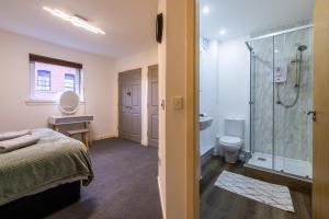 a bedroom with a shower and a bed and a toilet at Dundee City centre apartment - 3 bedrooms sleeps 6 in Dundee +51 photos