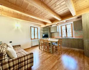 een woonkamer met een bank en een tafel bij Alpine Escape 6 in Bormio