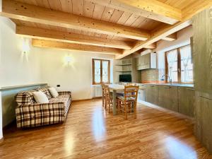 een keuken en eetkamer met een tafel en stoelen bij Alpine Escape 6 in Bormio