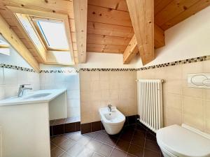 een badkamer met toilet en wastafel bij Alpine Escape 6 in Bormio +3 foto's