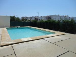 a small swimming pool in the backyard of a building at Luxueux P3 au Grau-du-Roi avec Terrasse et Parking Privé - FR-1-307-73 in Le Grau-du-Roi
