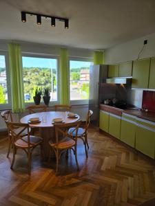 a kitchen with a table and chairs in a room at APARTMENT PD23 ALTE FEUERWACHE I Ganze Wohnung I 5 Einzelbetten I 3 Zimmer I 3min CityHospital I 50m Supermarkt I Küche I SmartTV in Ibbenbüren
