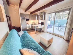 Kuchyňa alebo kuchynka v ubytovaní Charmante villa climatisée avec piscine, parking privé et proche plage, idéale pour vacances au calme - FR-1-607-158