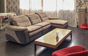 Χώρος καθιστικού στο 2 Bedroom Awesome Apartment In Sauvian +8 φωτογραφίες