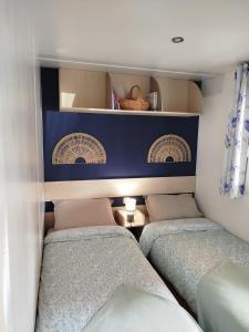 Postel nebo postele na pokoji v ubytování Mobil home cosy dans camping 4 étoiles + 4 fotografie