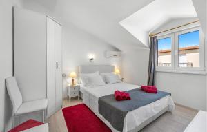 Ένα ή περισσότερα κρεβάτια σε δωμάτιο στο Lovely Apartment In Vodice